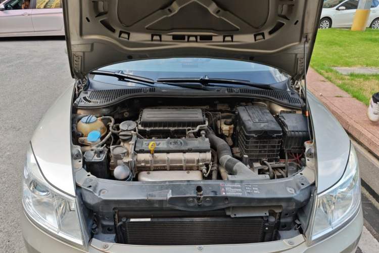Used Skoda Octavia 2013 1.6L Automatic Yijun Edition Engine Bay