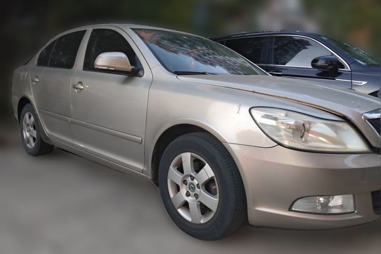 Used Skoda Octavia 2013 1.6L Manual Eado Edition Front Right 45 Deg
