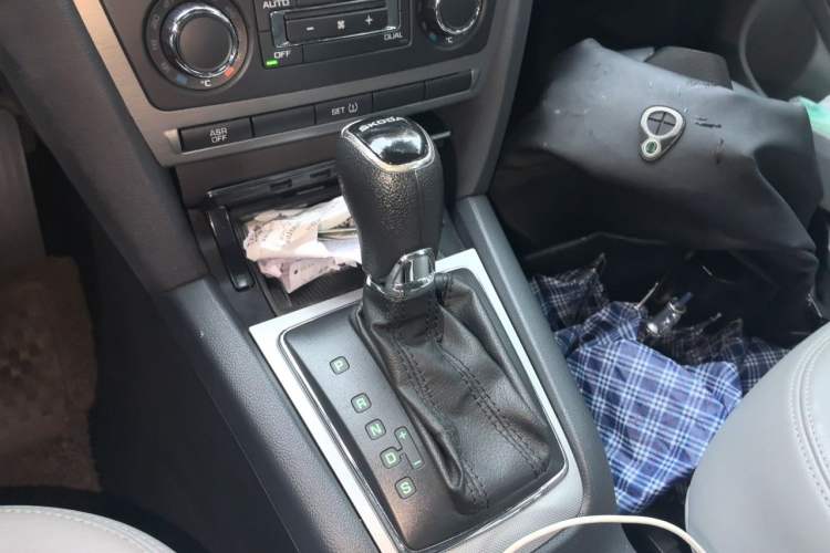 Used Skoda Octavia 2013 1.6L Automatic Yijun Edition Gear Lever