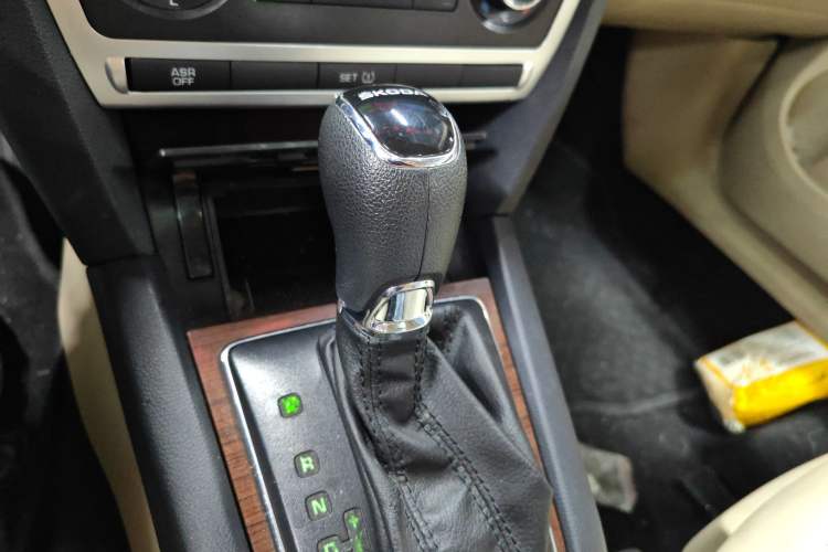 Used Skoda Octavia 2013 1.6L Automatic Yijun Edition Gear Lever