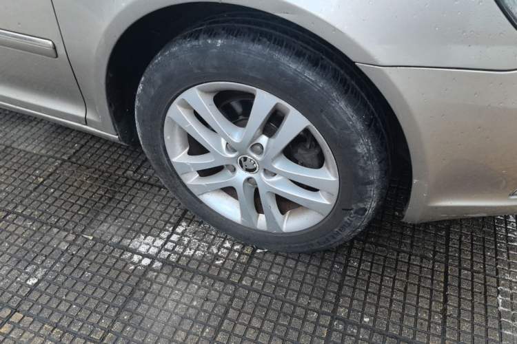 Used Skoda Octavia 2013 1.6L Automatic Yijun Edition Right Front Wheel Hub