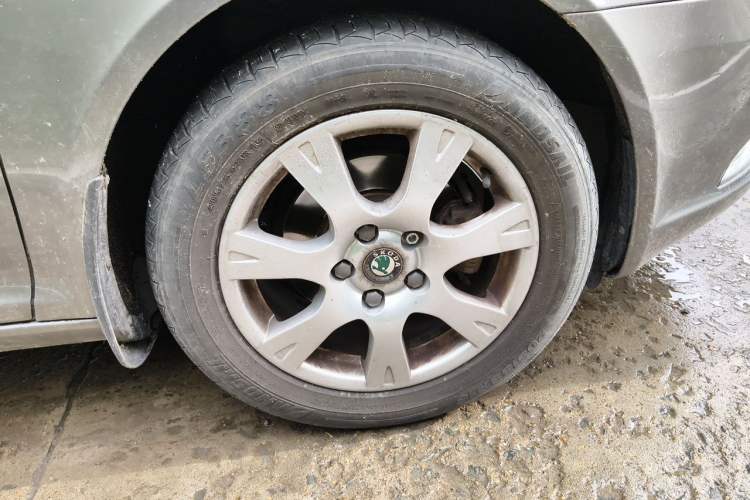 Used Skoda Octavia 2013 1.6L Manual Yijie Edition Right Front Wheel Hub
