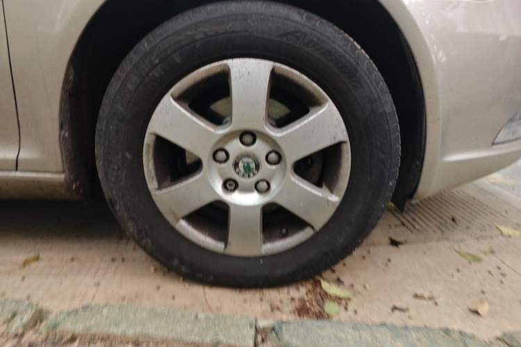 Used Skoda Octavia 2013 1.6L Automatic Yijie Edition Right Front Wheel Hub