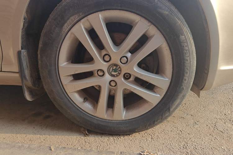 Used Skoda Octavia 2013 1.6L Automatic Yijun Edition Right Front Wheel Hub