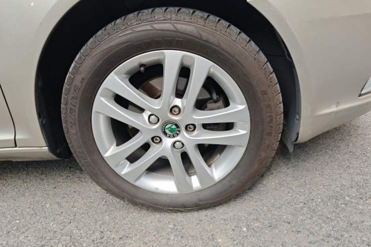 Used Skoda Octavia 2013 1.6L Automatic Yijun Edition Right Front Wheel Hub
