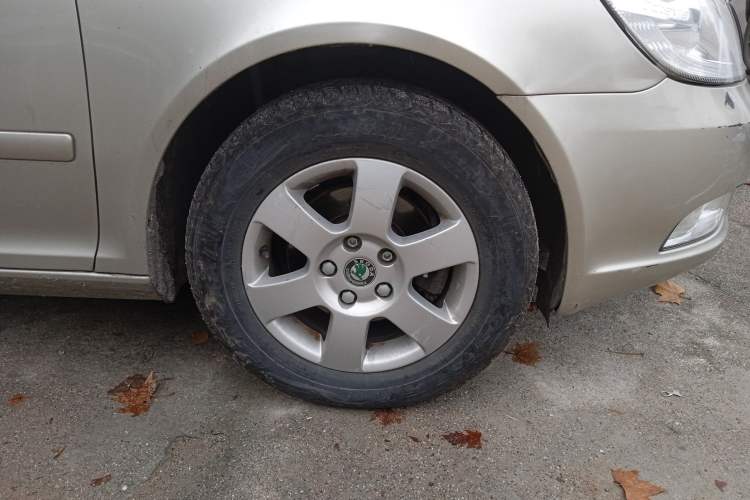 Used Skoda Octavia 2013 1.6L Automatic Elegance Edition Right Front Wheel Hub