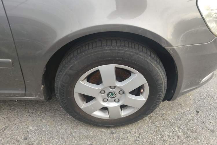 Used Skoda Octavia 2013 1.6L Manual Yijie Edition Right Front Wheel Hub