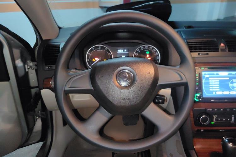 Used Skoda Octavia 2013 1.6L Automatic Yijun Edition Steering Wheel