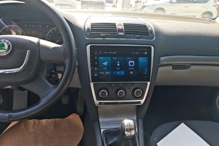 Used Skoda Octavia 2013 1.6L Manual Yijie Edition Audio And AC Panel