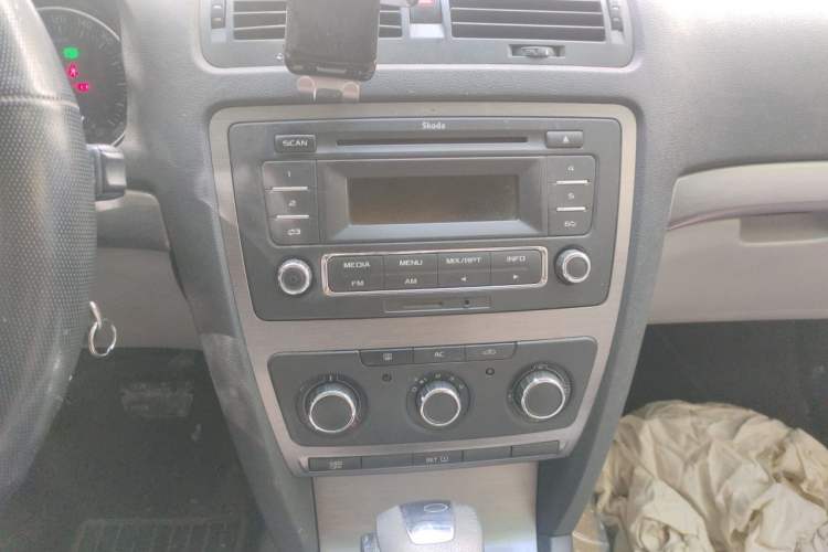 Used Skoda Octavia 2013 1.6L Automatic Yijie Edition Audio And AC Panel