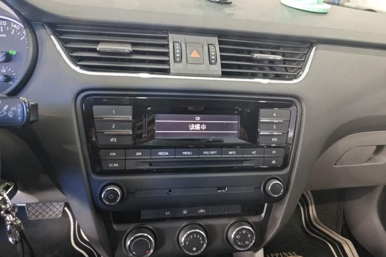 Used Skoda Octavia 2013 1.6L Automatic Yijie Edition Audio And AC Panel