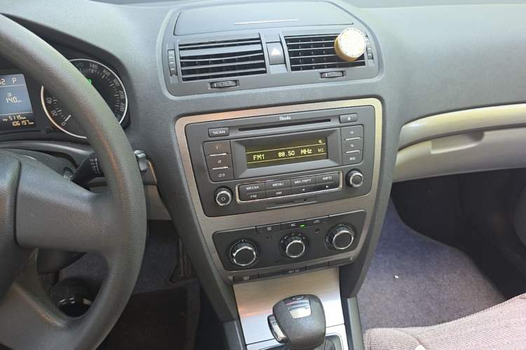 Used Skoda Octavia 2013 1.6L Automatic Yijie Edition Audio And AC Panel
