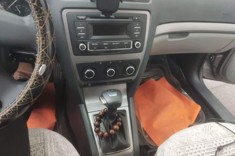 Used Skoda Octavia 2013 2.0L Automatic Yijie Edition Audio And AC Panel