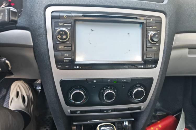 Used Skoda Octavia 2013 1.6L Automatic Yijie Edition Audio And AC Panel