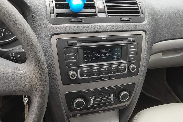 Used Skoda Octavia 2013 1.6L Automatic Yijun Edition Audio And AC Panel