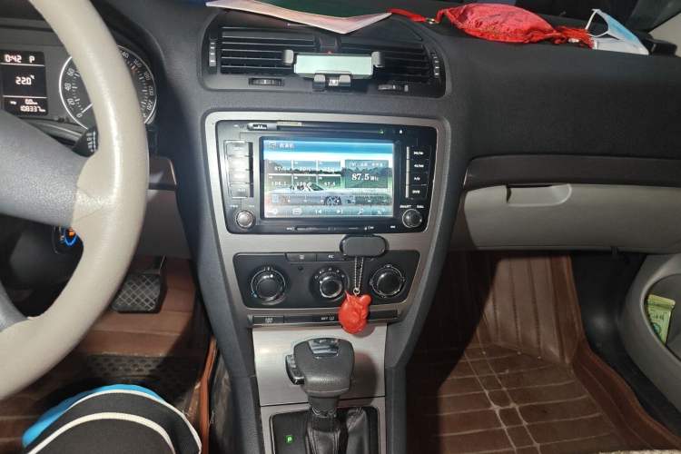 Used Skoda Octavia 2013 1.6L Automatic Yijie Edition Audio And AC Panel