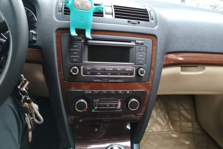 Used Skoda Octavia 2013 1.6L Manual Yijun Edition Audio And AC Panel