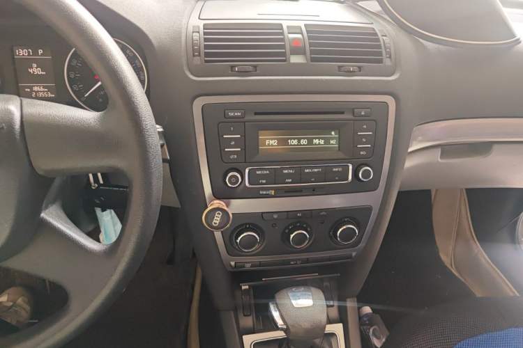 Used Skoda Octavia 2013 1.6L Automatic Yijie Edition Audio And AC Panel