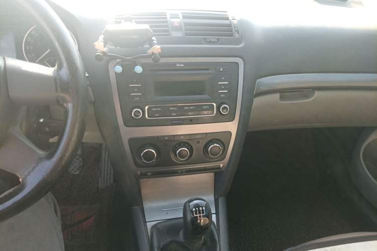 Used Skoda Octavia 2013 1.6L Manual Yijie Edition Audio And AC Panel
