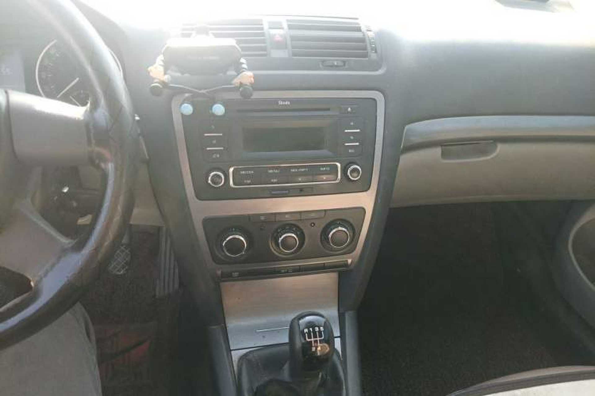 Used Skoda Octavia 2013 1.6L Manual Yijie Edition Audio And AC Panel