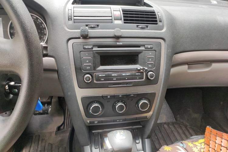 Used Skoda Octavia 2013 1.6L Automatic Yijie Edition Audio And AC Panel