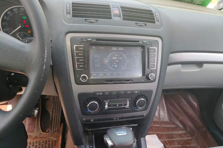 Used Skoda Octavia 2013 1.6L Automatic Yijun Edition Audio And AC Panel