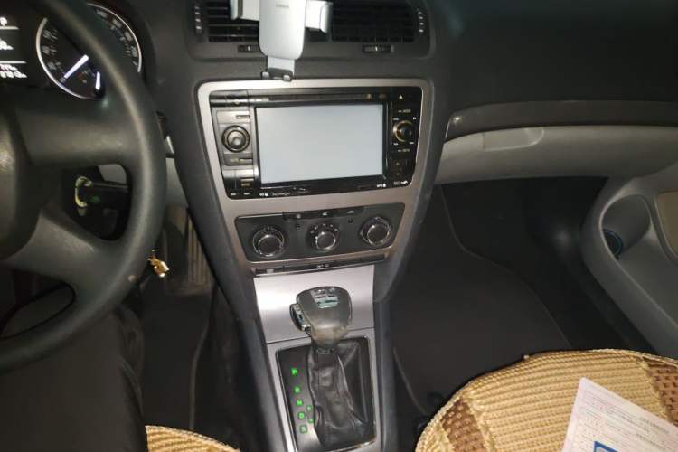 Used Skoda Octavia 2013 1.6L Automatic Yijie Edition Audio And AC Panel