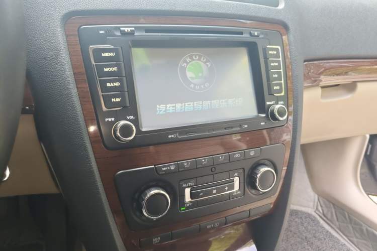 Used Skoda Octavia 2013 1.6L Manual Yijun Edition Audio And AC Panel