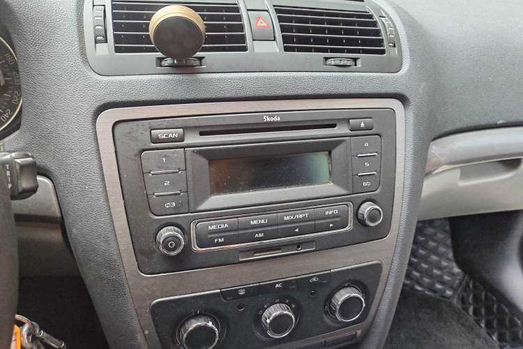 Used Skoda Octavia 2013 1.6L Manual Yijie Edition Audio And AC Panel