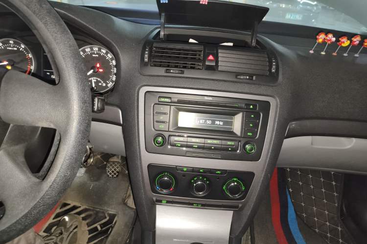 Used Skoda Octavia 2013 1.6L Manual Yijie Edition Audio And AC Panel