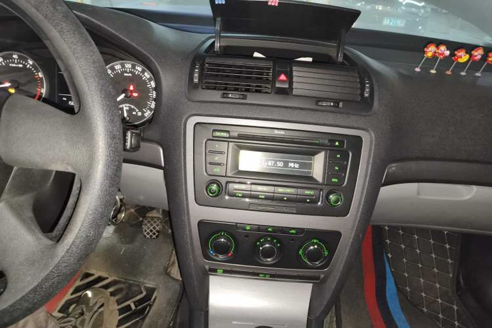 Used Skoda Octavia 2013 1.6L Manual Yijie Edition Audio And AC Panel