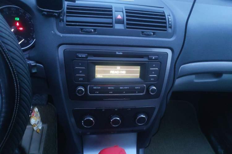 Used Skoda Octavia 2013 1.6L Automatic Yijie Edition Audio And AC Panel