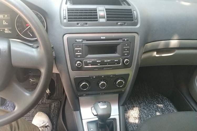 Used Skoda Octavia 2013 1.6L Automatic Yijie Edition Audio And AC Panel