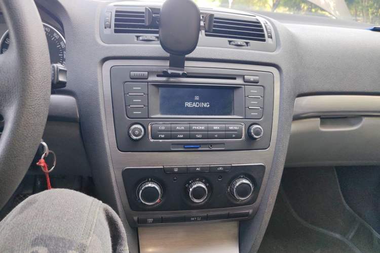 Used Skoda Octavia 2013 1.6L Manual Yijie Edition Audio And AC Panel