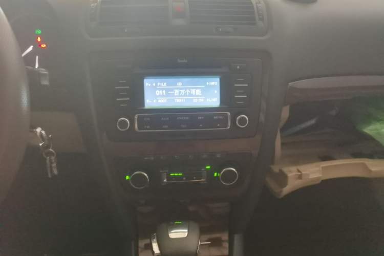 Used Skoda Octavia 2013 1.6L Automatic Yijun Edition Audio And AC Panel