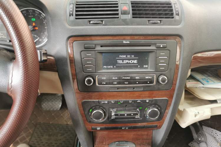 Used Skoda Octavia 2013 1.6L Automatic Yijun Edition Audio And AC Panel