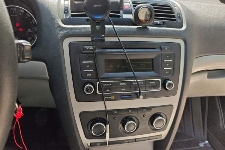 Used Skoda Octavia 2013 1.6L Manual Yijie Edition Audio And AC Panel