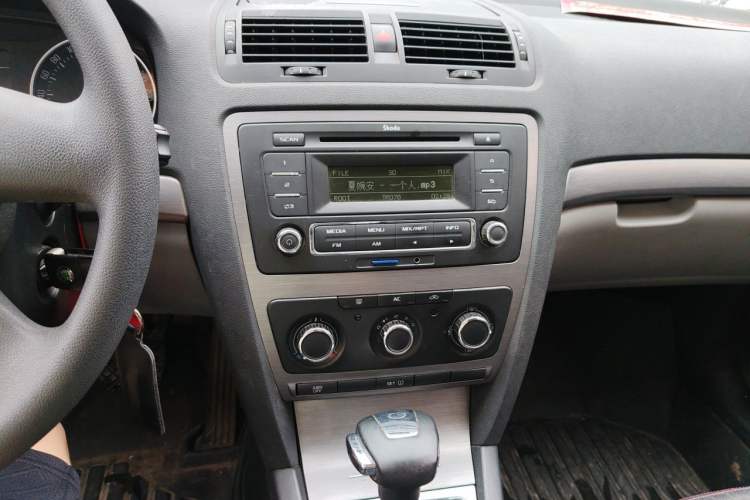 Used Skoda Octavia 2013 1.6L Automatic Yijie Edition Audio And AC Panel