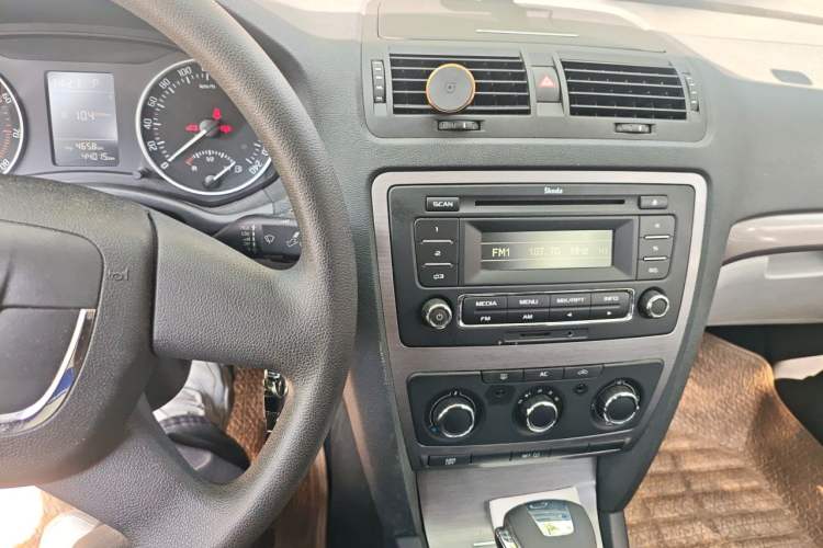 Used Skoda Octavia 2013 1.6L Automatic Yijie Edition Audio And AC Panel