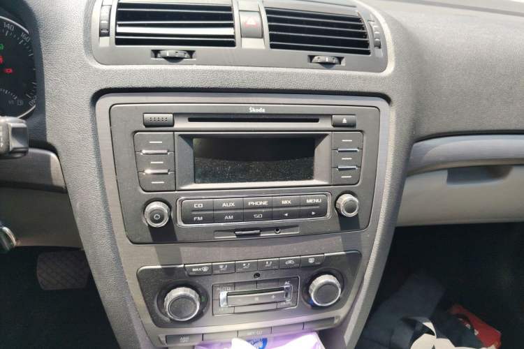 Used Skoda Octavia 2013 1.6L Automatic Yijun Edition Audio And AC Panel