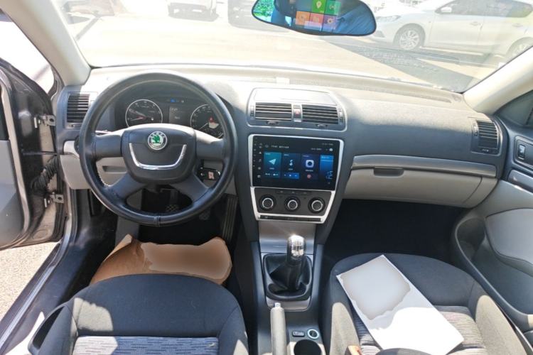 Used Skoda Octavia 2013 1.6L Manual Yijie Edition Center Console