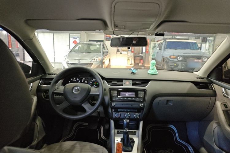 Used Skoda Octavia 2013 1.6L Automatic Yijie Edition Center Console