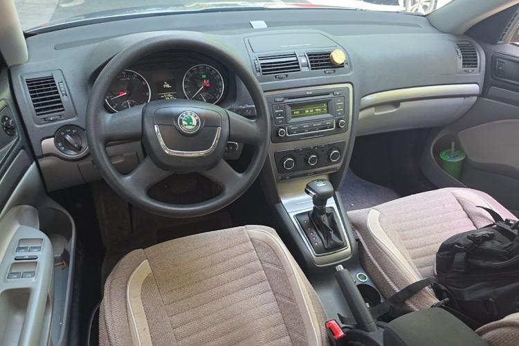 Used Skoda Octavia 2013 1.6L Automatic Yijie Edition Center Console
