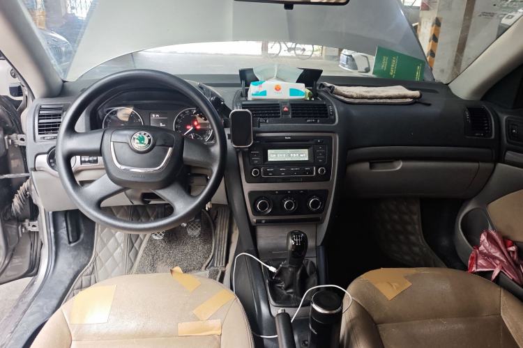 Used Skoda Octavia 2013 1.6L Manual Eado Edition Center Console