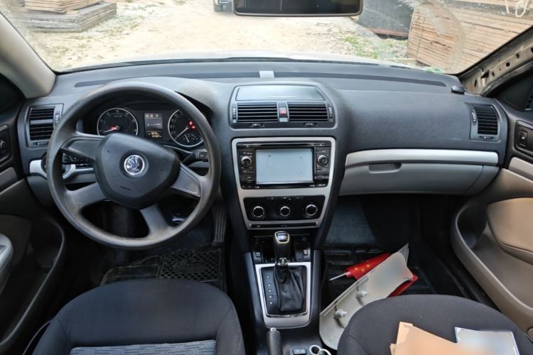 Used Skoda Octavia 2013 1.6L Automatic Yijie Edition Center Console