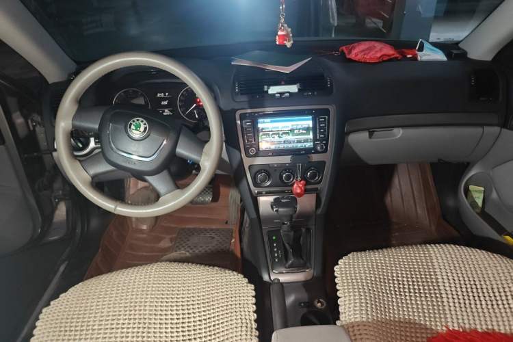 Used Skoda Octavia 2013 1.6L Automatic Yijie Edition Center Console