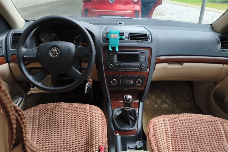 Used Skoda Octavia 2013 1.6L Manual Yijun Edition Center Console