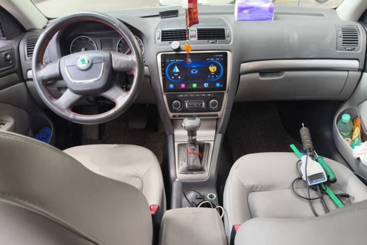 Used Skoda Octavia 2013 1.6L Automatic Yijun Edition Center Console