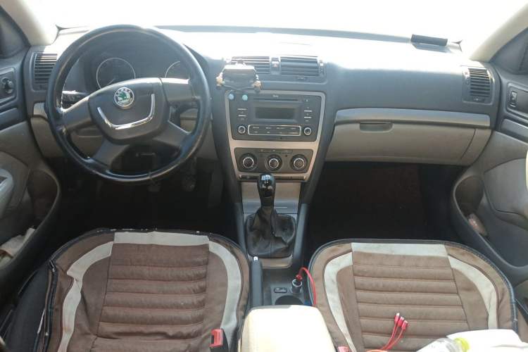 Used Skoda Octavia 2013 1.6L Manual Yijie Edition Center Console