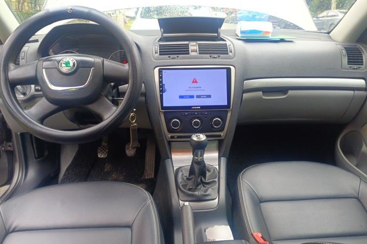Used Skoda Octavia 2013 1.6L Manual Yijie Edition Center Console